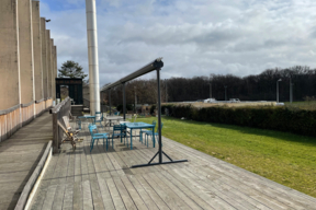 La Piscine d'En Face - La terrasse ouverte sur le stade et le bois des Trous