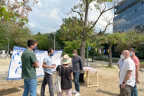 Stéphane BEAUDET découvre les propositions d'urbanisme tactique sur la Place de la Résistance présentées par L'Atelier de l'Ours, l'ENSIIE et le CAUE de l'Essonne