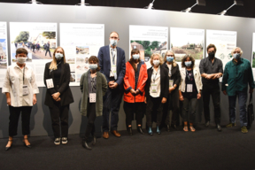 Animateurs et participants de la table-ronde devant l'exposition : “Les étudiants des Écoles Nationales Supérieures d’Architecture sur le territoire essonnien”