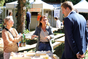 Discussion entre la Maire N.Lallier, le Député Robin Réda et la Directrice du CAUE91, V. Kauffmann, autour de la maquette du quartier de la ferme de Contin faite par le CAUE.