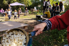 Lecture de texte par la troupe de théâtre du fil et pop-corn du caue dans le jardin.