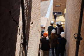 Arpajon - Belles vues sur des typologies plurielles – I3F / Harari architectes - Chantier mai 2023 – Descente vers la rue intérieure depuis les logements collectifs