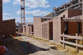 Arpajon - Belles vues sur des typologies plurielles – I3F / Harari architectes - Chantier mai 2023 – Les maisons à courette, vue depuis la rue intérieure