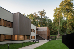 Vue du jardin clos à l’arrière du bâtiment  - Foyer d’accueil médicalisé Yvonne Schwartz à Soisy-sur-Seine. ASM13 - Tolila+Gilliland architectes - Archinews