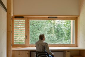 Vue sur l’extérieur depuis une chambre - Foyer d’accueil médicalisé Yvonne Schwartz à Soisy-sur-Seine. ASM13 - Tolila+Gilliland architectes - Archinews