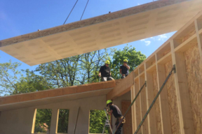 Photo de chantier (pose des panneaux bois-paille) - Oncy-sur-Ecole - Gîte Bloasis - MOA privée/Doucet architectes