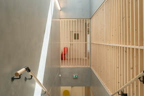 Claustra en bois et lumière naturelle dans l’escalier d’accès à l’étage - Foyer d’accueil médicalisé Yvonne Schwartz à Soisy-sur-Seine. ASM13 - Tolila+Gilliland architectes - Archinews