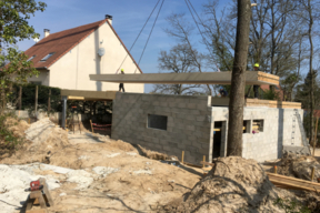 Photo de chantier (pose des panneaux préfabriqués bois-paille) - Oncy-sur-Ecole - Gîte Bloasis - MOA privée/Doucet architectes