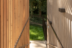 Escalier d’accès vers le jardin depuis le 1er étage - Foyer d’accueil médicalisé Yvonne Schwartz à Soisy-sur-Seine. ASM13 - Tolila+Gilliland architectes - Archinews