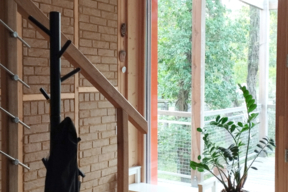 Vue sur l’escalier et la paroi de brique de terre crue - Oncy-sur-Ecole - Eco-gîte Bloasis - MOA privée/Doucet architectes