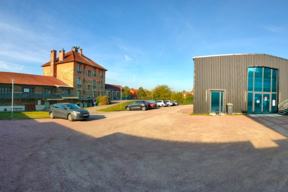 Crosne – Maison des Jeunes et des Associations – Ville de Crosne / Lemoal & Lemoal architectes – Photo de la cour avec à gauche le “1901”, octobre 2023