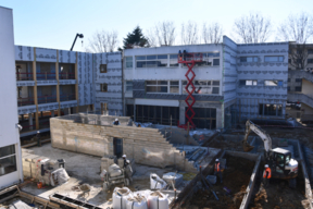 Vue du chantier, à gauche la nouvelle coursive, en face façade en cours d’ITE - Grigny - Groupe scolaire Paul Langevin Jean Perrin - mars 2025