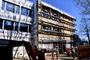 A gauche les MOB et les nouvelles fenêtres ont été posés ; à droite pose en cours de la laine de bois - Grigny - Groupe scolaire Paul Langevin Jean Perrin - Chantier mars 2025