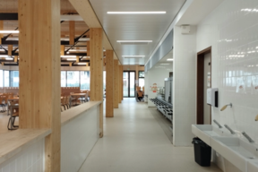 Vue sur l'entrée du réfectoire élémentaire