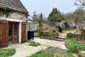 Accès maison et jardin.