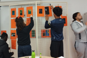 Réflexion collective sur la scénographie de l'exposition.