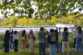 La visite prend fin au bord de la Seine : source de nombreuses questions sur son histoire !