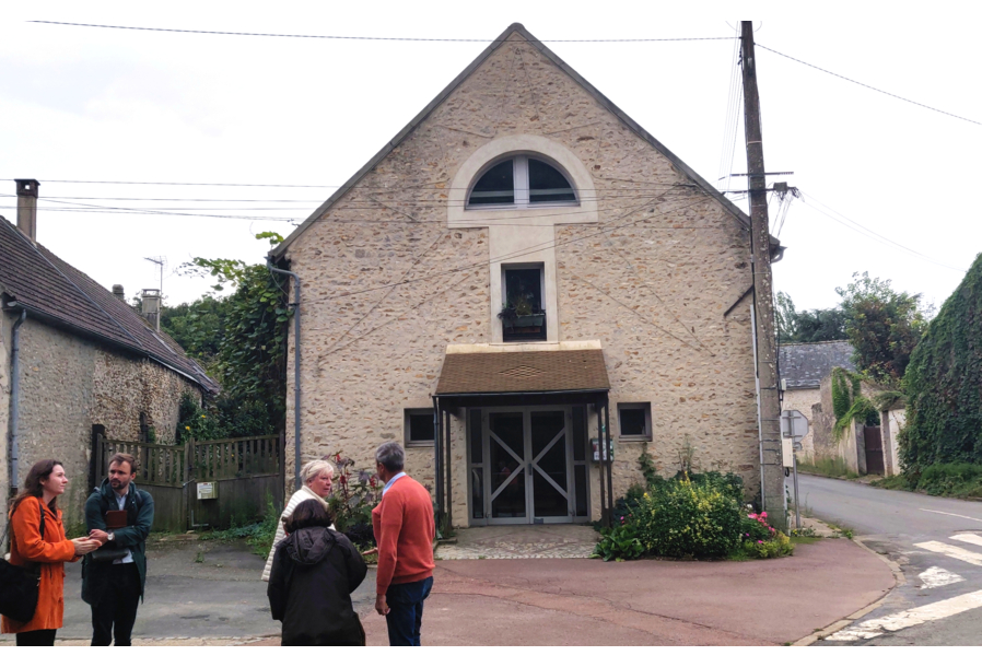 Une visite de la salle des fêtes a été organisée avec la ville, la Sous-préfecture et le CAUE de l'Essonne.