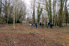 Acteurs institutionnels et services de la commune discutent  des enjeux de préservation lors d’une visite de terrain