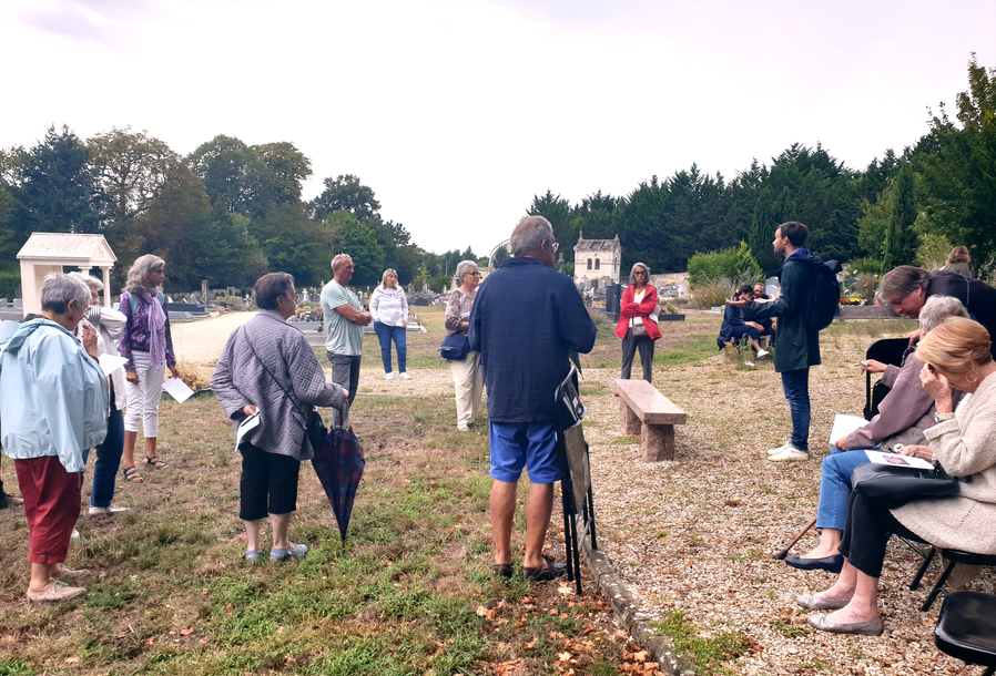 Atelier CAUE + élus + habitants au cimetière, au cœur du patrimoine humain et naturel d’Étiolles.